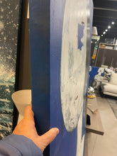 Carica l'immagine nel visualizzatore di Gallery, Lei nel mondo del blu