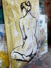 Carica l'immagine nel visualizzatore di Gallery, Donna alle spalle sfondo giallo