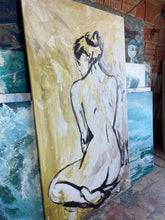 Carica l'immagine nel visualizzatore di Gallery, Donna alle spalle sfondo giallo