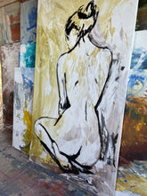 Carica l'immagine nel visualizzatore di Gallery, Donna alle spalle sfondo giallo