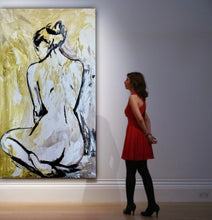Carica l'immagine nel visualizzatore di Gallery, Donna alle spalle sfondo giallo