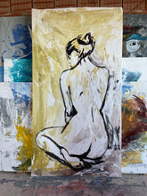 Carica l'immagine nel visualizzatore di Gallery, Donna alle spalle sfondo giallo