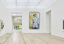 Load image into Gallery viewer, Donna alle spalle sfondo giallo
