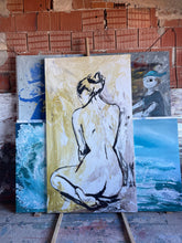 Load image into Gallery viewer, Donna alle spalle sfondo giallo
